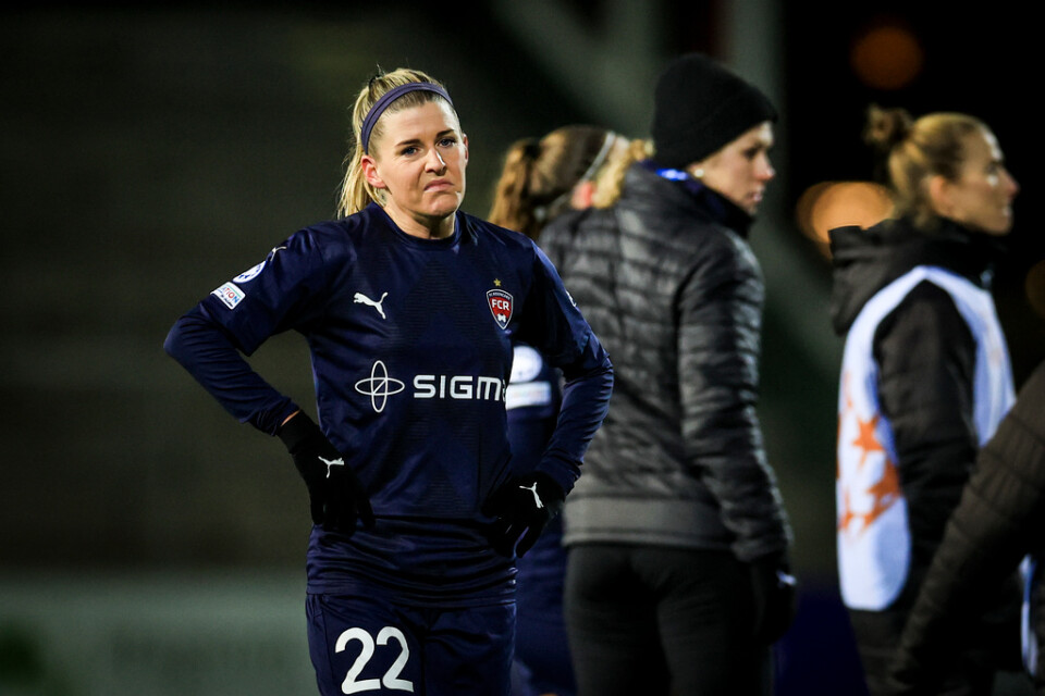 Rosengårds Olivia Schough deppar efter 1–3 hemma mot Benfica. Efter fyra raka förluster kan Malmöklubben inte längre gå vidare från grupp D av fotbollens Champions League.