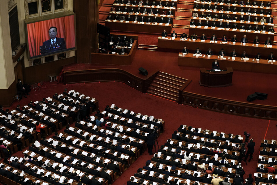 Kinas premiärminister Li Keqiang talar i Folkets stora hall, sätet för nationella folkkongressen.