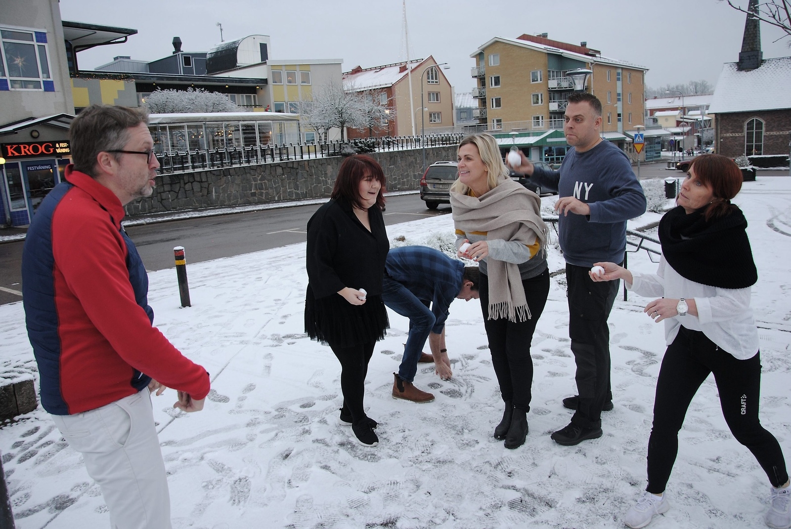 "Här får ni inte träffa", säger Jörgen Sjöberg och pekar när revygänget gör sig redo att attackera honom med snöbollar.