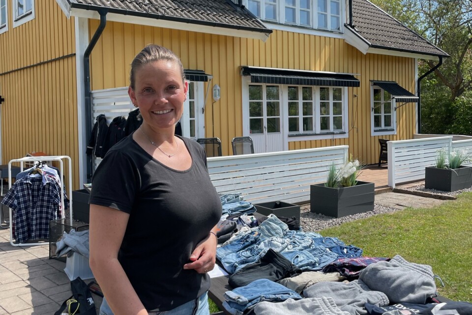 Michaela Nilsson sålde av en hel del kläder utanför sitt hus.