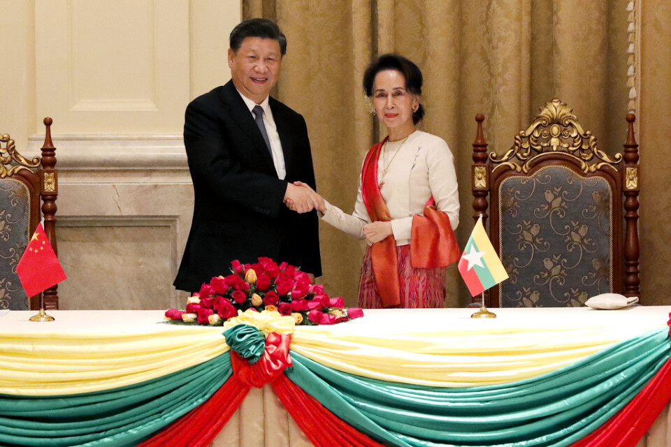 Kinas president Xi Jinping och Myanmars ledare Aung San Suu Kyi efter undertecknandet av en rad överenskommelser på lördagen.