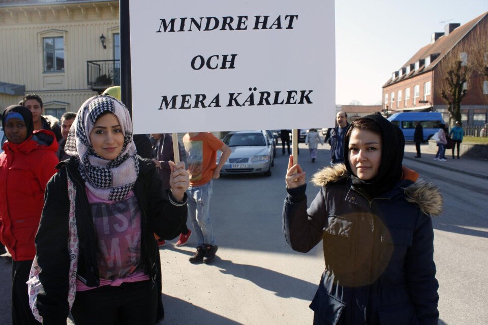 "Mindre hat och mera kärlek" - Amani Qita, 20 år, och Jamila Mohamadi, 18 år, demonstrerade för mer frihet i världen. Foto: Agnes Eskilsson