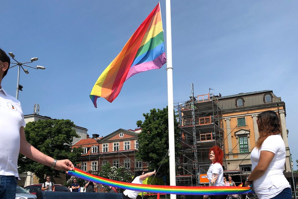 Sophia Ahlin, ordförande i Karlskrona Pride, till vänster fick slita för att hissa flaggan – till höger syns Ida Liljegren,