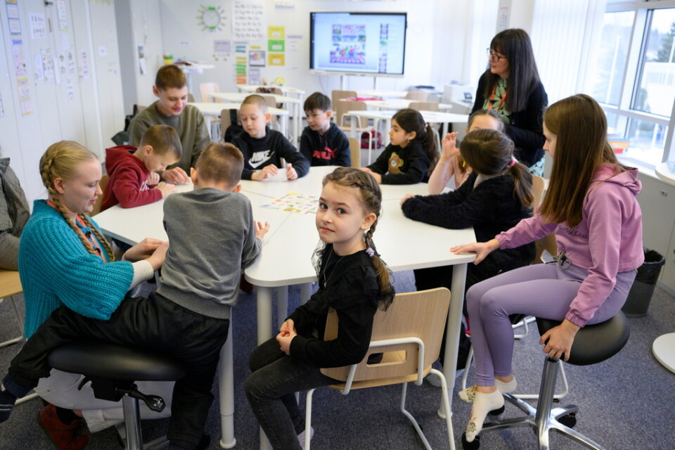 Läraren Irina Tyyskä undervisar de ukrainska barnen i finska i staden Imatra, som ligger bara några kilometer från den ryska gränsen.