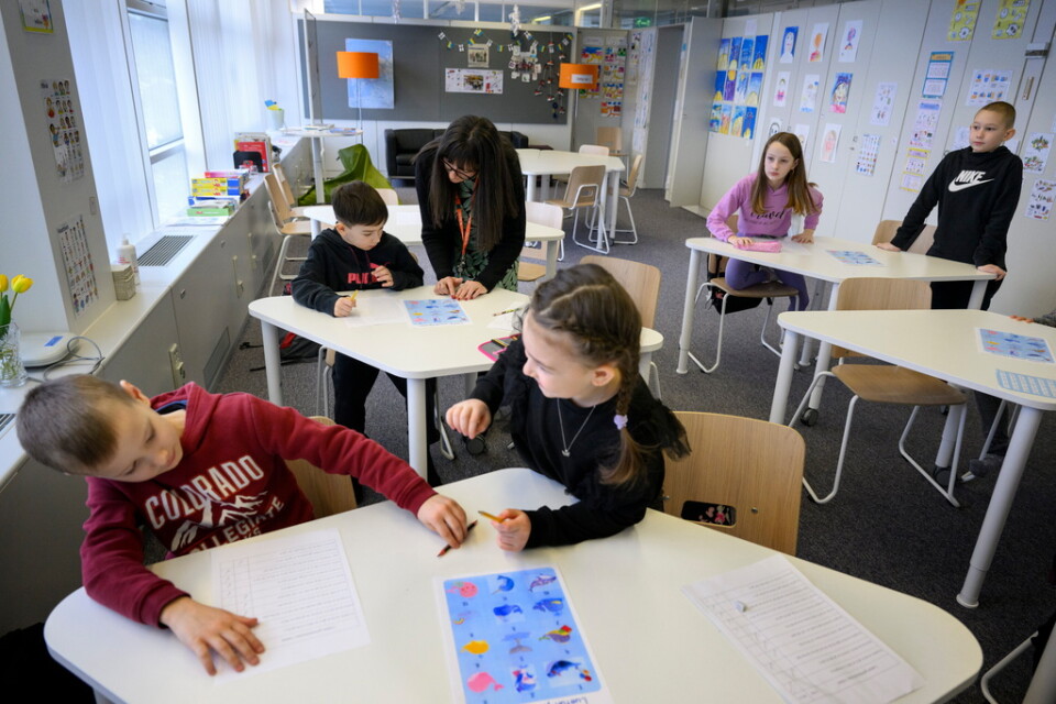 Nikita och Katja har skrivövning i finska. Skolan i stadshuset i Imatra är en del av den förberedande undervisning som alla flyktingbarn erbjuds i Finland.