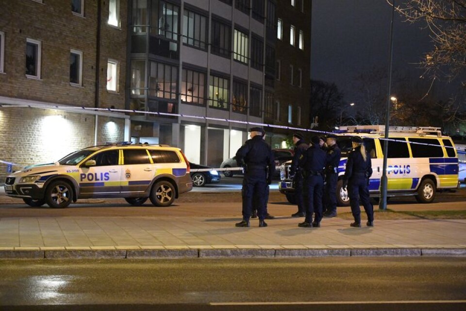 Polis hittade en man med misstänkta skottskador i Malmö, i närheten av en livsmedelsbutik.