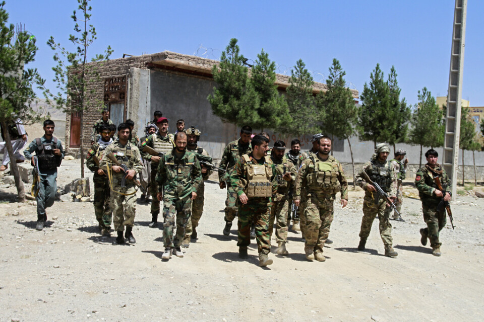Afghanska säkerhetsstyrkor patrullerar efter att ha tagit tillbaka kontrollen av delar av staden Herat i strider med talibanerna i söndags.