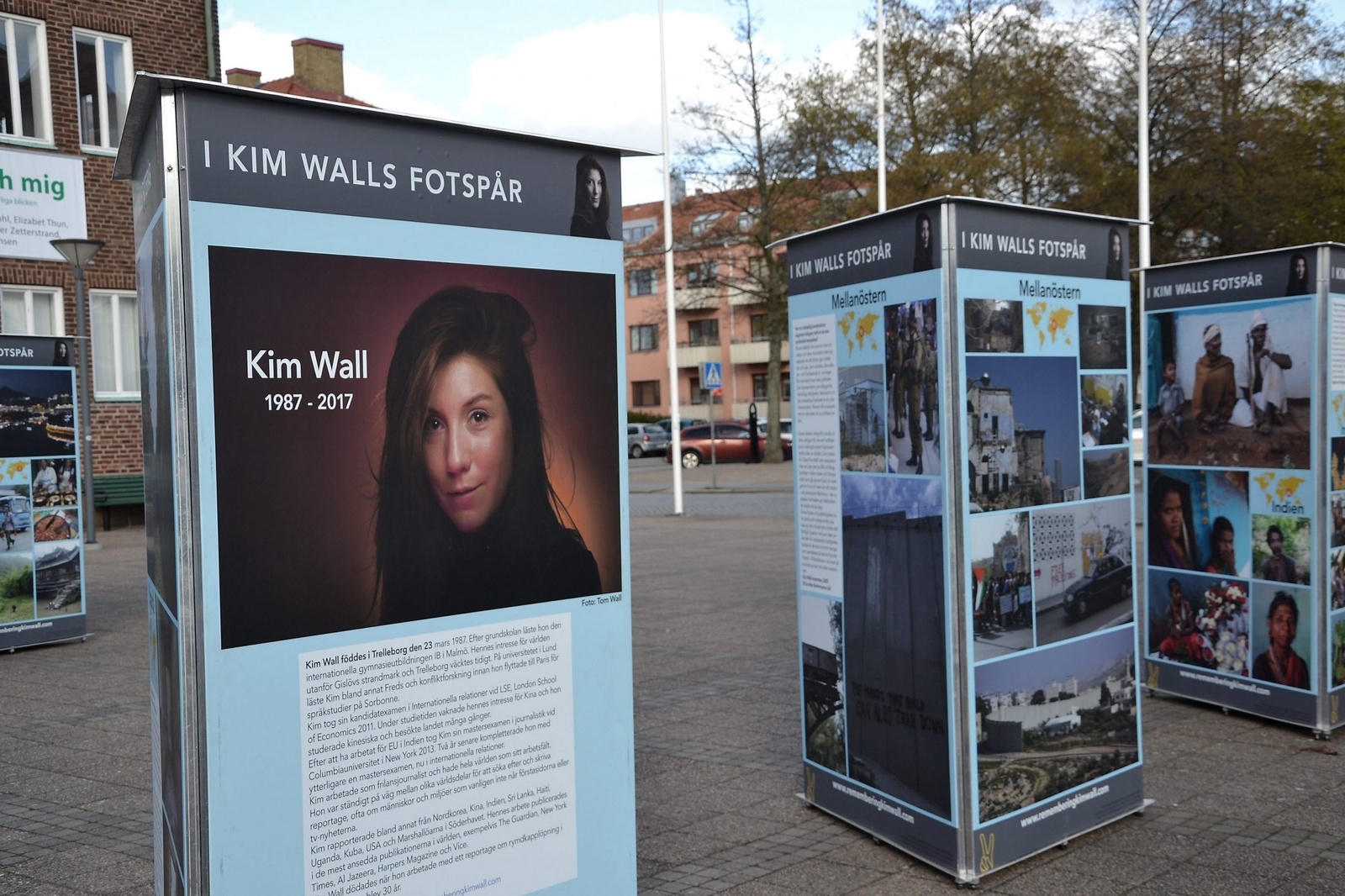 Porträttbild av Kim Wall på en av utställningens pelare. FOTO: Adrian Ericson