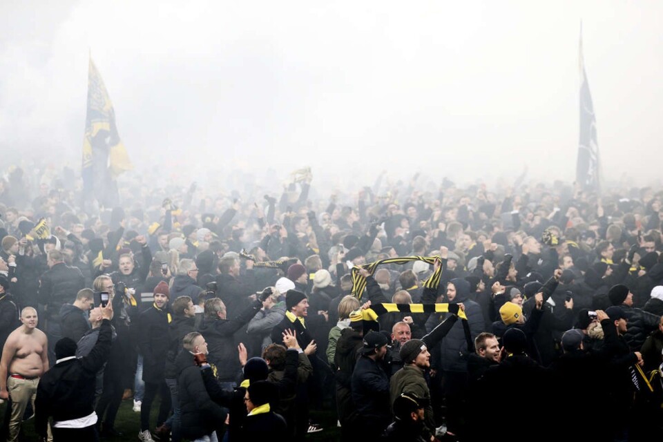 Vild glädje bland AIK-fansen efter SM-guldet.