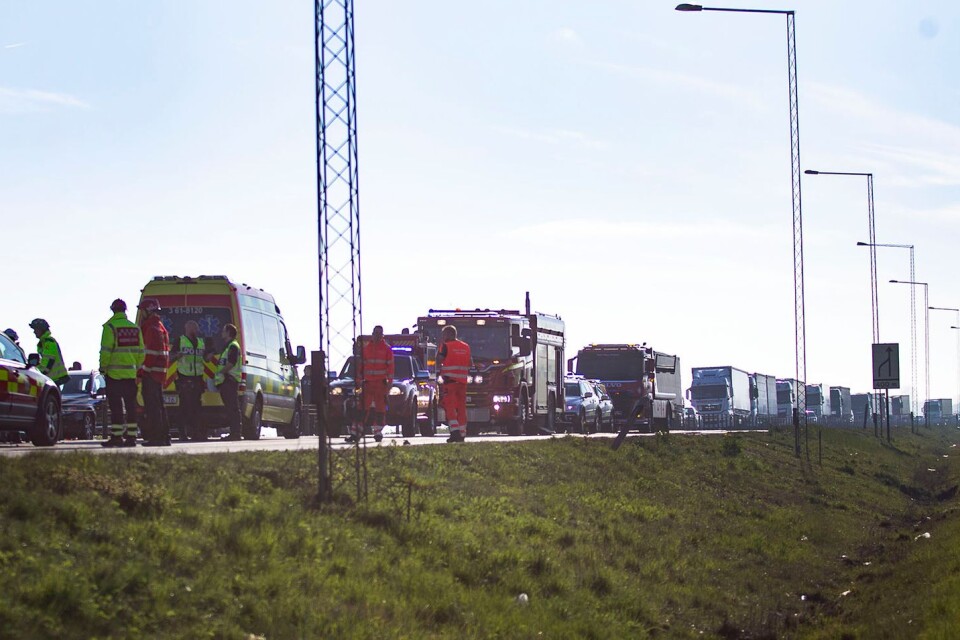 En lång rad lastbilar och bilar som var på väg mot Trelleborg när olyckan inträffade fick vänta längs infarten i en och en halv timme medan arbetet på olycksplatsen pågick.