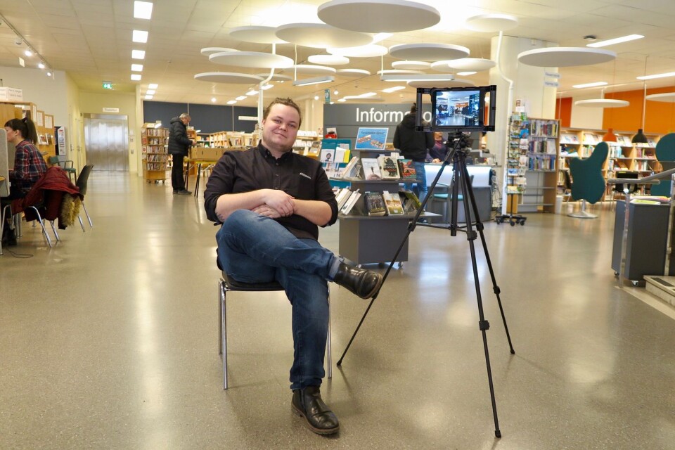 Alexander Lewin är nyanställd mediepedagog på Ronneby bibliotek. Hans uppgift är att få fler barn och unga, men även vuxna, att vidga det digitala berättandet genom att bland annat få skapa egna filmer.