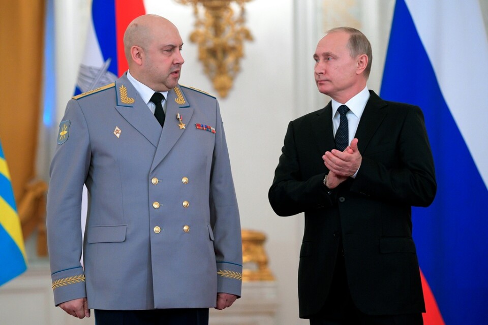 Rysk officiell arkivbild på general Sergej Surovikin och president Vladmimir Putin från 2017. Arkivbild.