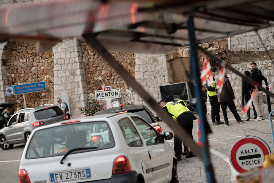 Fransk gränspolis kontrollerar pass vid gränsen mellan städerna Ventimiglia och Menton vid Medelhavet.