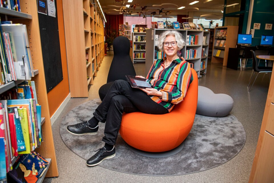 Bibliotekschef Therese Emilsson Persson berättar att bibliotekariernas arbetsuppgifter involverar alltmer teknik.