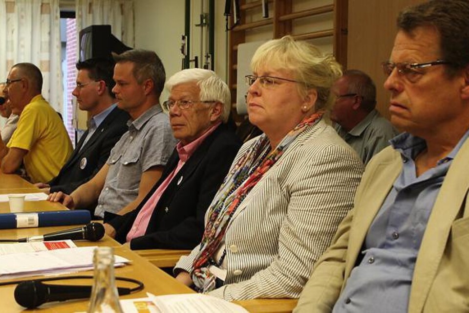 Göte Nilsson (SPI), med mikrofon, Ulf Bingsgård (M), Per Klarberg (SD), Åke Svensson (KD), Catherine Persson (S) och Bertil Larsson (SP) var några av politikerna på PRO:s valdebatt.