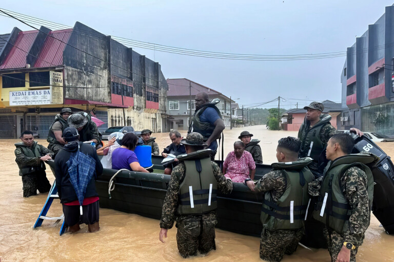 Tiotusentals evakueras efter skyfall i Malaysia