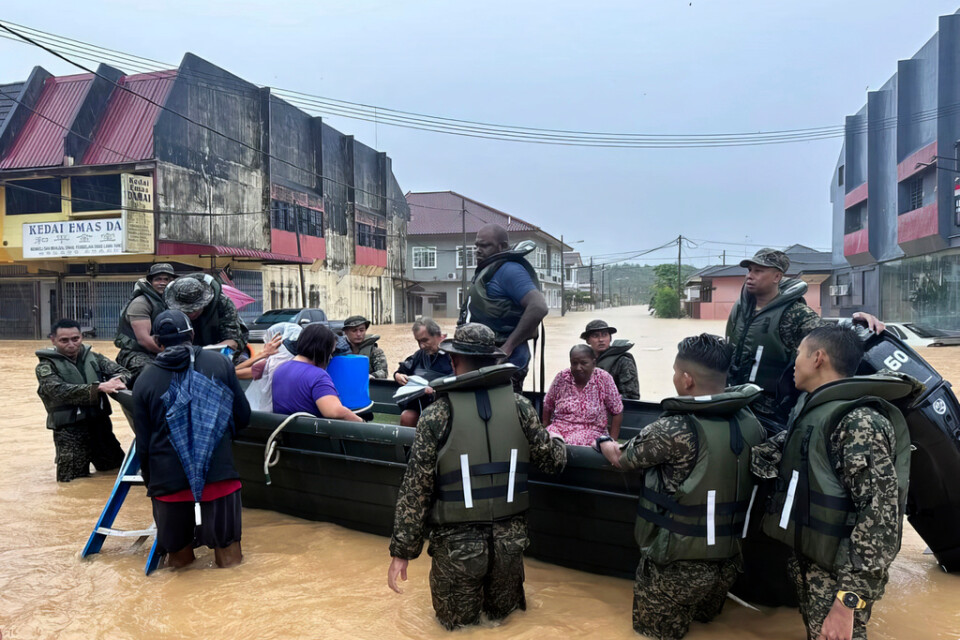 Invånare i delstaten Johor evakueras med hjälp av soldater i gummibåt.