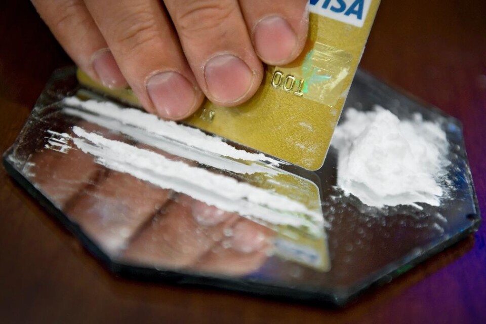 Två män från Borås sitter häktade i Förenade Arabemiraten efter att ha gripits med ett mycket stort parti kokain. Männen riskerar livstid eftersom landet har nolltolerans mot narkotika, skriver bt.se. Svenskar har tidigare dömts till långa straff i För