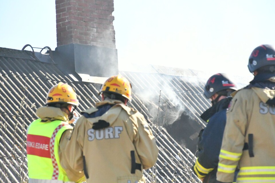 Elden tog sig därefter i takkonstruktionen på huset.