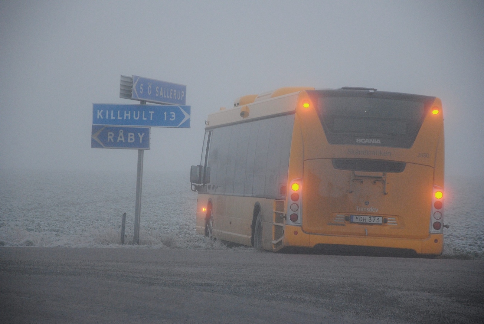 Bussen mellan Önneköp och Hörby på busslinje 471 for av vägen på torsdagsmorgonen. Det var blixthalka på platsen och föraren fick inte stopp på bussen i en korsning utan den fortsatte bara rakt över vägen och ut på en åker. Foto: Jonas Karlsson
