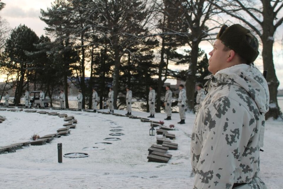 En hedersvakt med soldater i vinteruniform omgav de så kallade hjältegravarna på Sandudden, stenar över de som stupade under Vinterkriget och Fortsättningskriget. Foto: Lars Näslund.