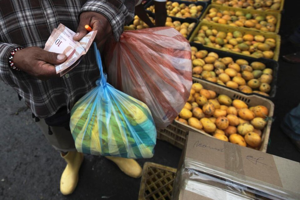 En 80-årig kvinna har dött efter oroligheter utanför en stormarknad som sålde subventionerad mat i staden Sabaneta i Venezuela. Liknande händelser har inträffat tidigare i landet som lider av matbrist vilket skapar långa köer utanför mataffärerna. Enlig