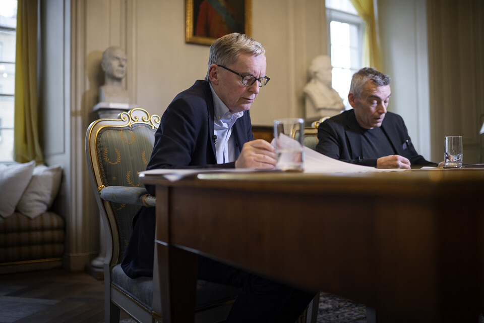 Ständige sekreteraren Anders Olsson och akademiledamoten och juristen Eric M Runesson presenterar Svenska Akademiens verksamhetsberättelse.