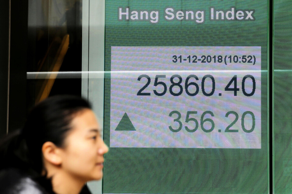 Pilarna pekar uppåt på Hang Seng-index i Hongkong. Arkivbild.