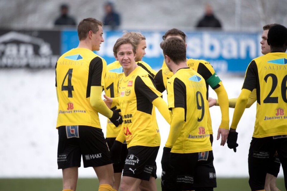 Simon Silverholt, tvåa från vänster, gjorde två av Mjällbys mål.