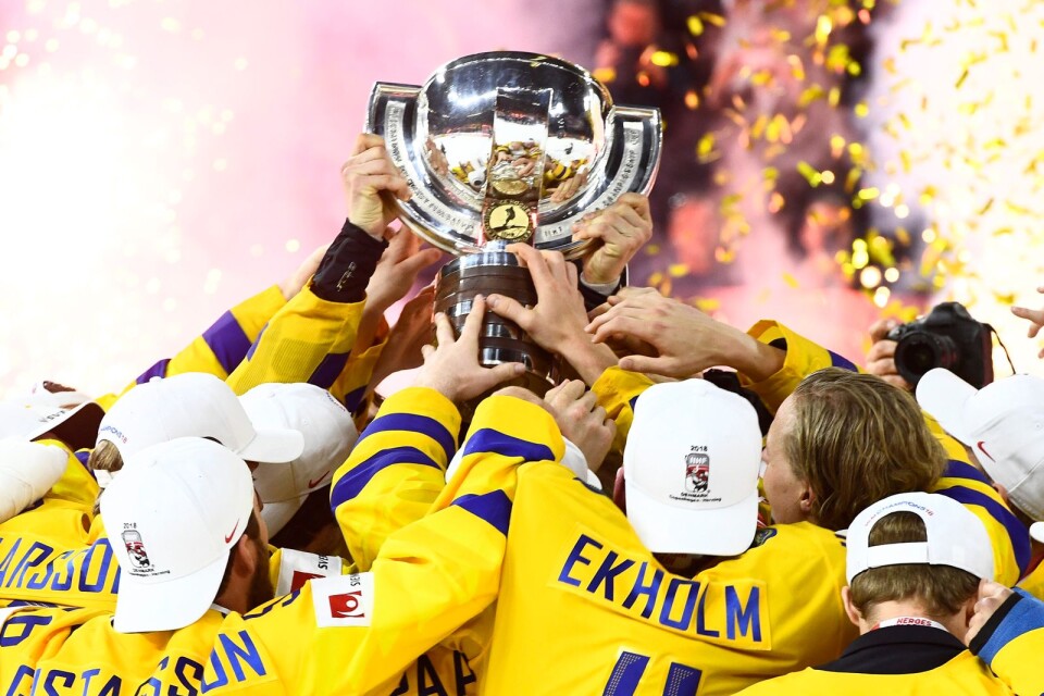 KÖPENHAMN 20180520Tre kronor hissar segerpokalen efter att finalen i ishockey-VM avgjorts med straffläggning mellan Sverige och Schweiz.