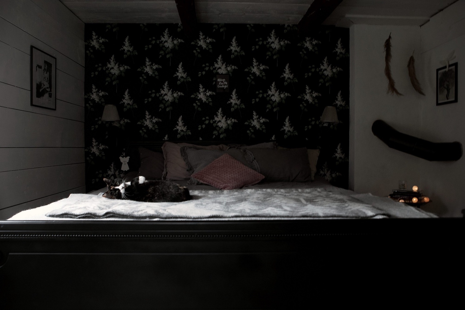 Sovrummets mörka tapeter skapar lugn.