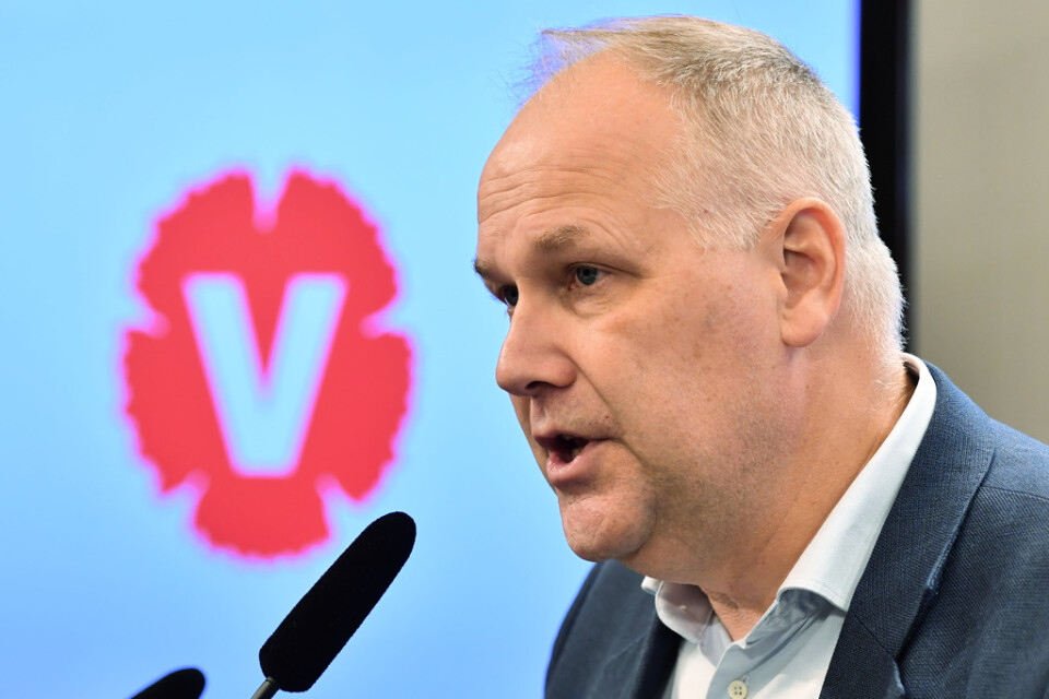 Vänsterpartiets ledare Jonas Sjöstedt håller tal klockan 12.30 på Facebook och Youtube. Han ska även leda en talkshow med gäster.