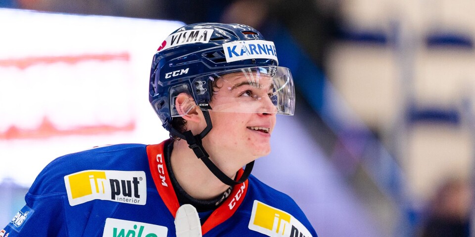 Filip Cederqvist har skrivit på sitt första NHL-kontrakt.