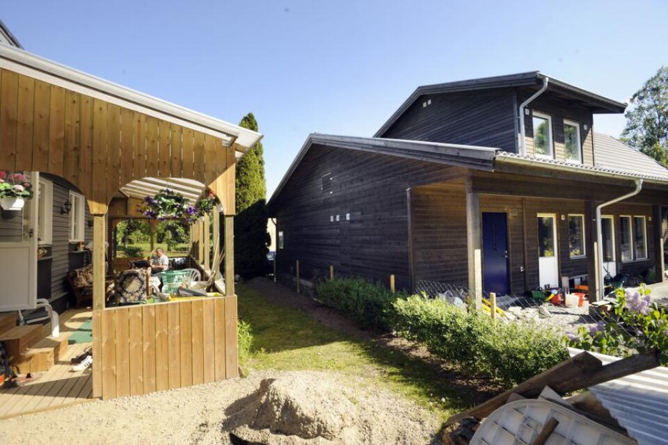 Så här ser det ut på platsen. Till vänster familjens uteplats, till höger den nybyggda villan med garaget mot grannen. arkivbild: Lars-Göran Rydqvist