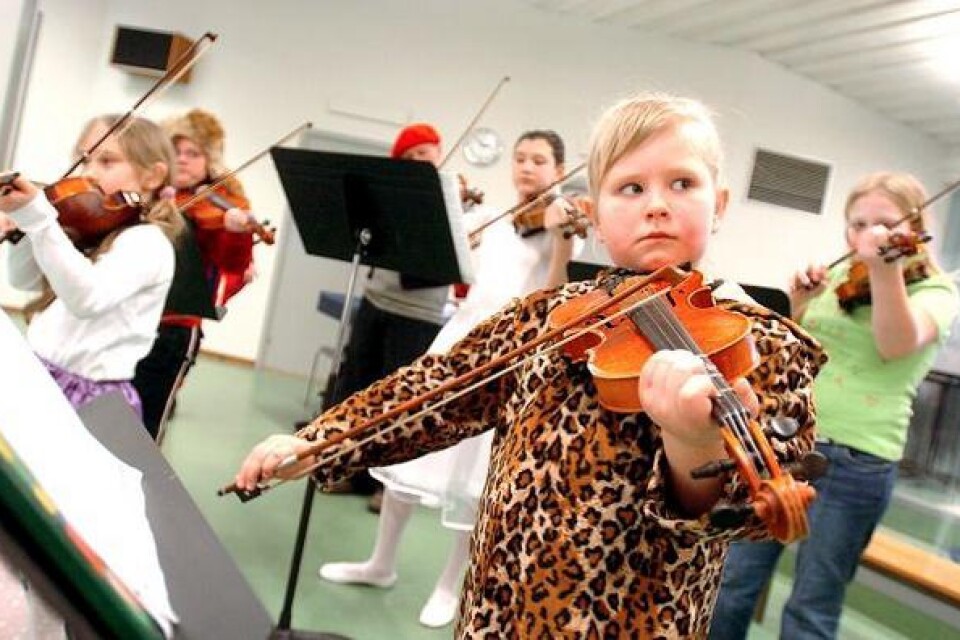 Här spelar Hanna Nordstedt fiol men hon visade även hur man spelar cello. Bild: Tomas Nyberg