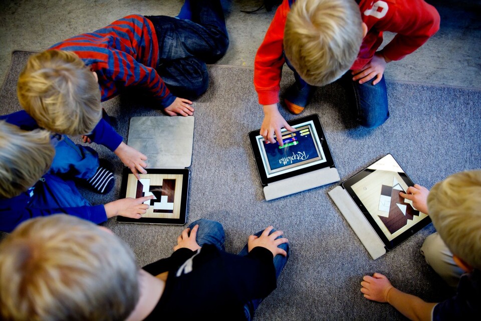 Trots att evidensen är knapp krymper användandet av digitala läromedel ned i åldrarna. På bild syns elever på en skola i Stockholm som använder datorer och surfplattor i lek och undervisning.