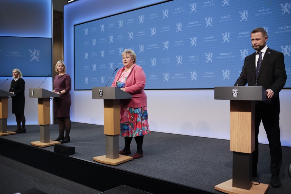 Statsminister Erna Solberg och hennes ministrar Guri Melby, Bent Høie och Monica Mæland på fredagens presskonferens.