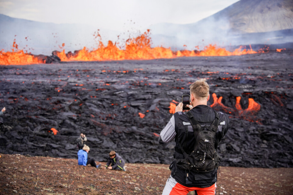 Ökad seismisk aktivitet på Reykjaneshalvön på Island kan vara ett tecken på att vulkanen Fagradalsfjäll är redo för ett nytt utbrott. Bilden är från det senaste utbrottet i augusti 2022, då många besökare strömmade till. Arkivbild