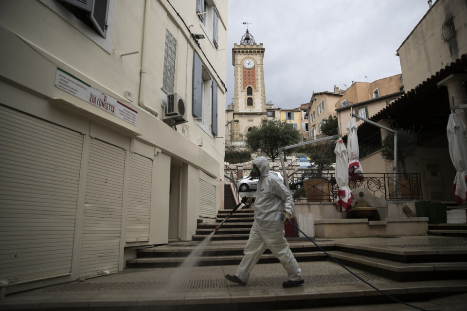 Antalet människor som dör i Frankrike efter att ha insjuknat i covid-19 har fortsatt stiga de senaste dagarna. Här sprutas desinfektionsmedel på en gata i sydfranska Aubagne på tisdagen.