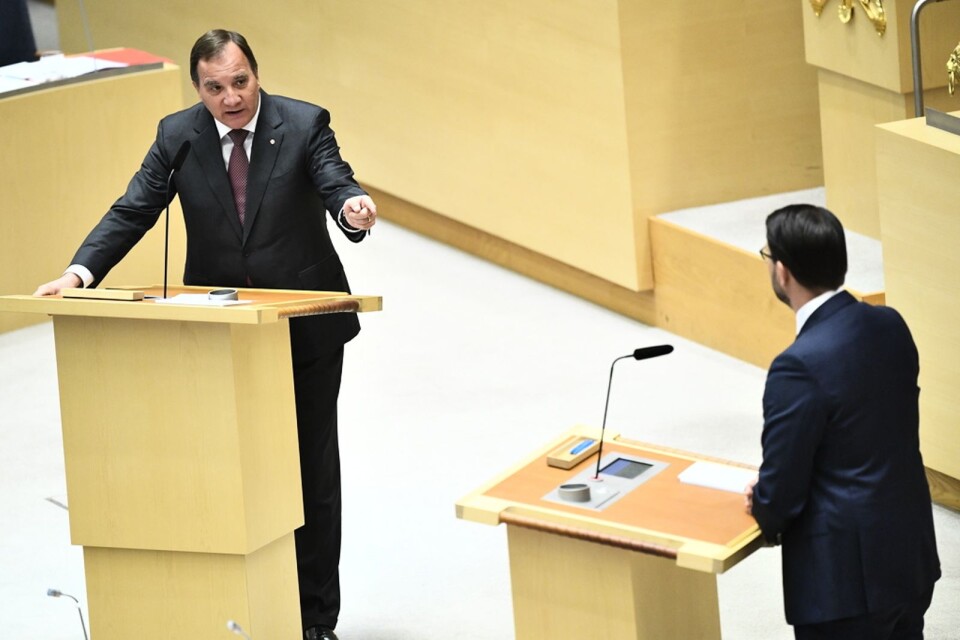Statsminister Stefan Löfven (S) möter Jimmie Åkesson (SD) i riksdagsdebatt. Åkesson är på väg att bli landets oppositionsledare när Moderaterna duckar i regeringsfrågan.