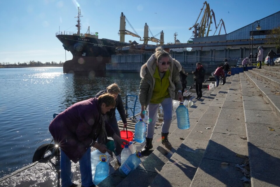 Invånare i Cherson hämtar vatten i floden Dnepr, som skiljer den befriades staden från områden som är under rysk kontroll. Bilden är tagen i förra veckan.