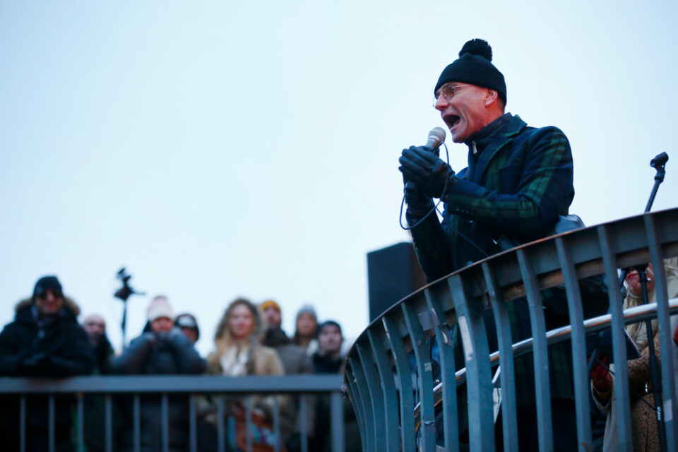 Komikern Peter Wahlbeck talade vid Sergels torg under lördagens manifestation mot vaccinpass.