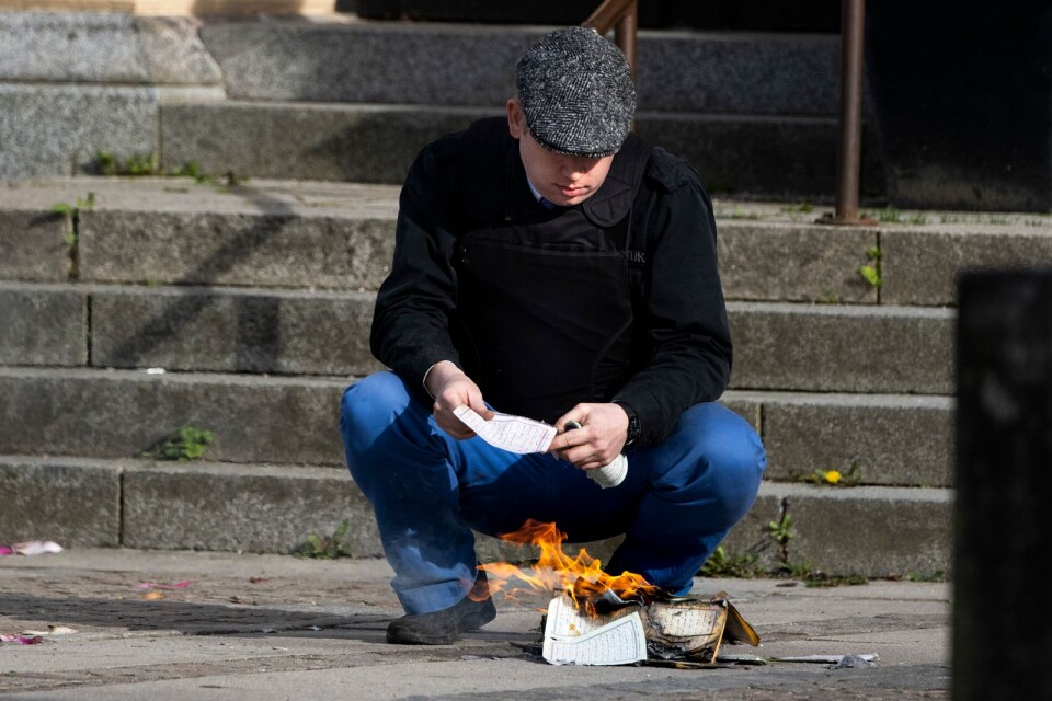13 maj. Rasmus Paludan, Stram Kurs Sveriges partiledare, håller torgmöte i Västerås där han bränner en koran.