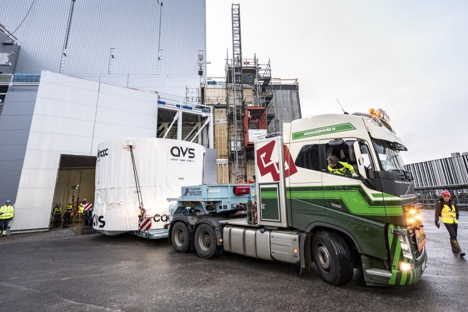 Här backas den ena delen av en 45 ton tung vakuumtank in i den byggnad som rymmer målstationen på European Spallation Source (ESS) i Lund.