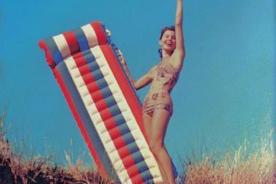 Uppblåsbara luftmadrasser, badbåtar och simdynor var stora produkter på 1950- och 60-talen. Bild: Georg Oddner