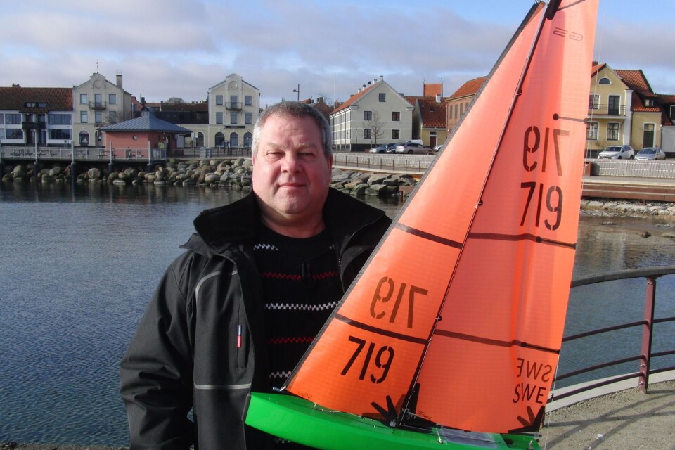 Jan Sölve, allt-i-allo i Simrishamns Segelsällskap, kopplar gärna av med Dragon force. Han fick Herbert Möllerströms ärespokal för 2020.