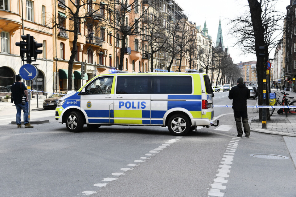 Avspärrningar på den plats på Östermalm i Stockholm efter skottlossningen där en person dödades. Arkivbild.