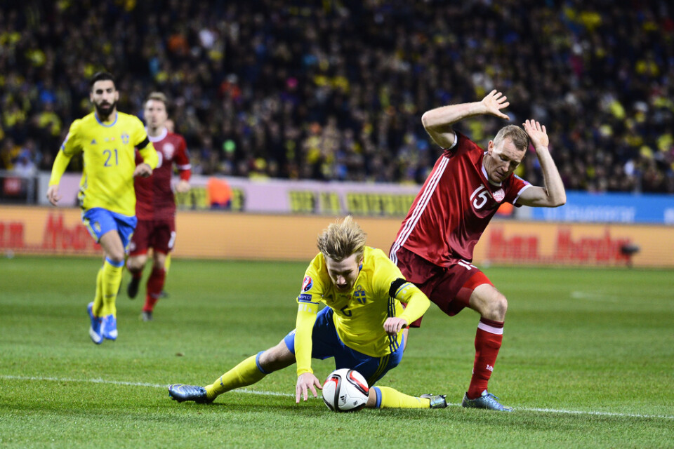 Thomas Kahlenberg, här i en match mot Sverige 2015, har drabbats av coronaviruset – något som får konsekvenser för de danska klubbarna Brøndby och Lyngby. Arkivbild.