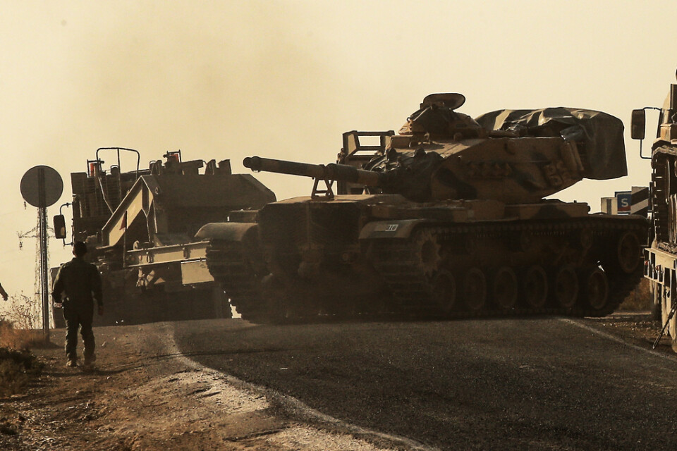 En turkisk stridsvagn rullar mot Syrien på måndagen.