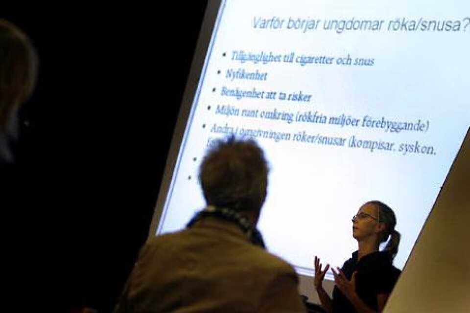 Kommunens alkohol- och drogsamordnare Karin Jeppsson berättade om ungdomars drogvanor för föräldrarna till elever på Liljeborgsskolan.